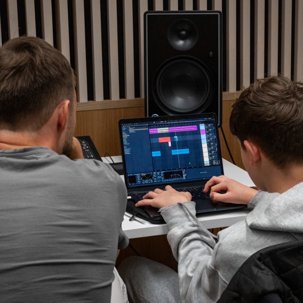 Cours-indiv-mao-scaled-e1717583302267 Confédération des Écoles Genevoises de Musique, Rythmique Jaques-Dalcroze, Danse, Théâtre