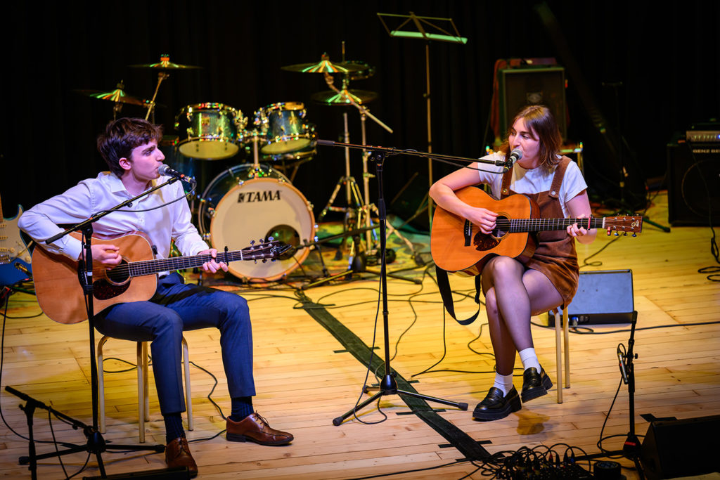 Cours-guitare-ok Confédération des Écoles Genevoises de Musique, Rythmique Jaques-Dalcroze, Danse, Théâtre