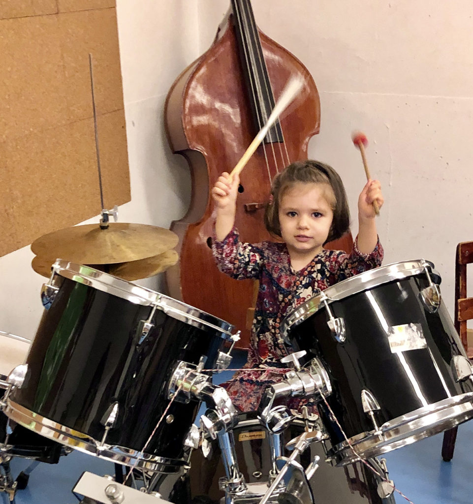 Petite-fille-batterie-ok Confédération des Écoles Genevoises de Musique, Rythmique Jaques-Dalcroze, Danse, Théâtre